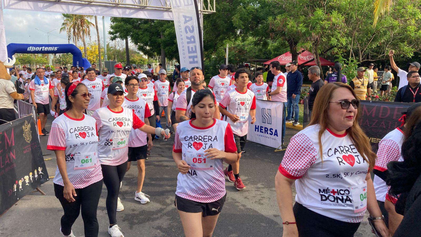 $!Jesús Labrador y Aragetze Nava triunfan en la primera Carrera Roja en Mazatlán
