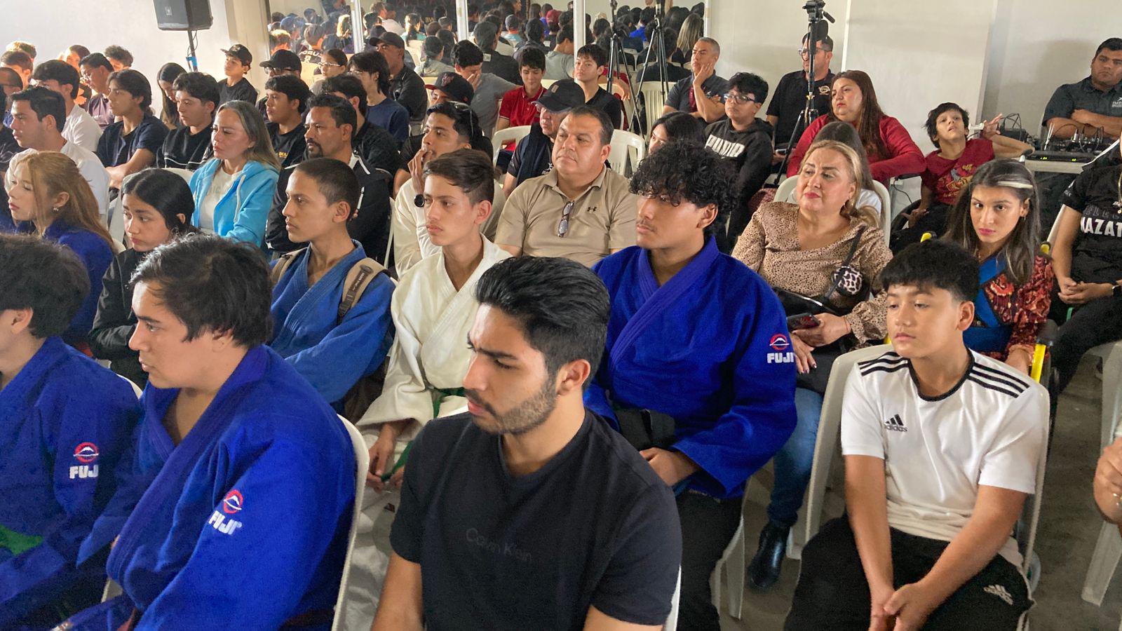 $!Marco Verde inspira con constancia y disciplina en conferencia magistral en Mazatlán