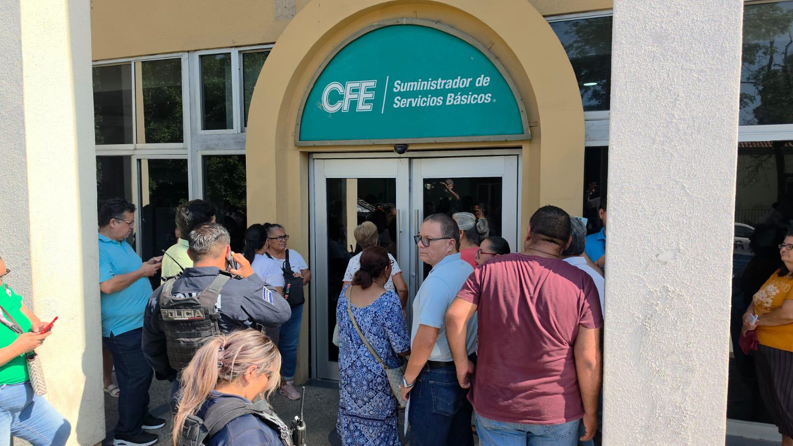 $!Protestan por altos cobros en la CFE Mazatlán