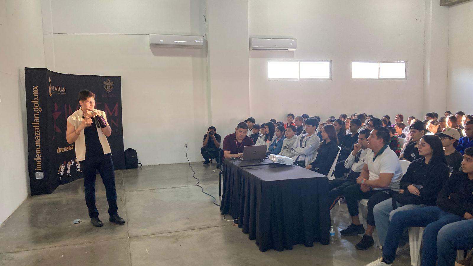 $!Marco Verde inspira con constancia y disciplina en conferencia magistral en Mazatlán