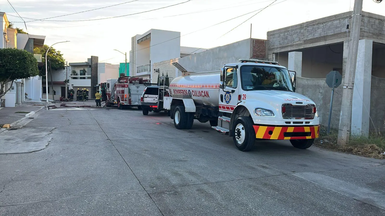$!Incendio intencional consume residencia y dos vehículos en la Colonia Chapultepec de Culiacán