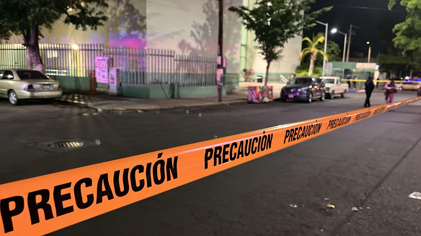 $!Enfrentamiento armado deja camioneta baleada frente a Clínica del Bienestar en Culiacán