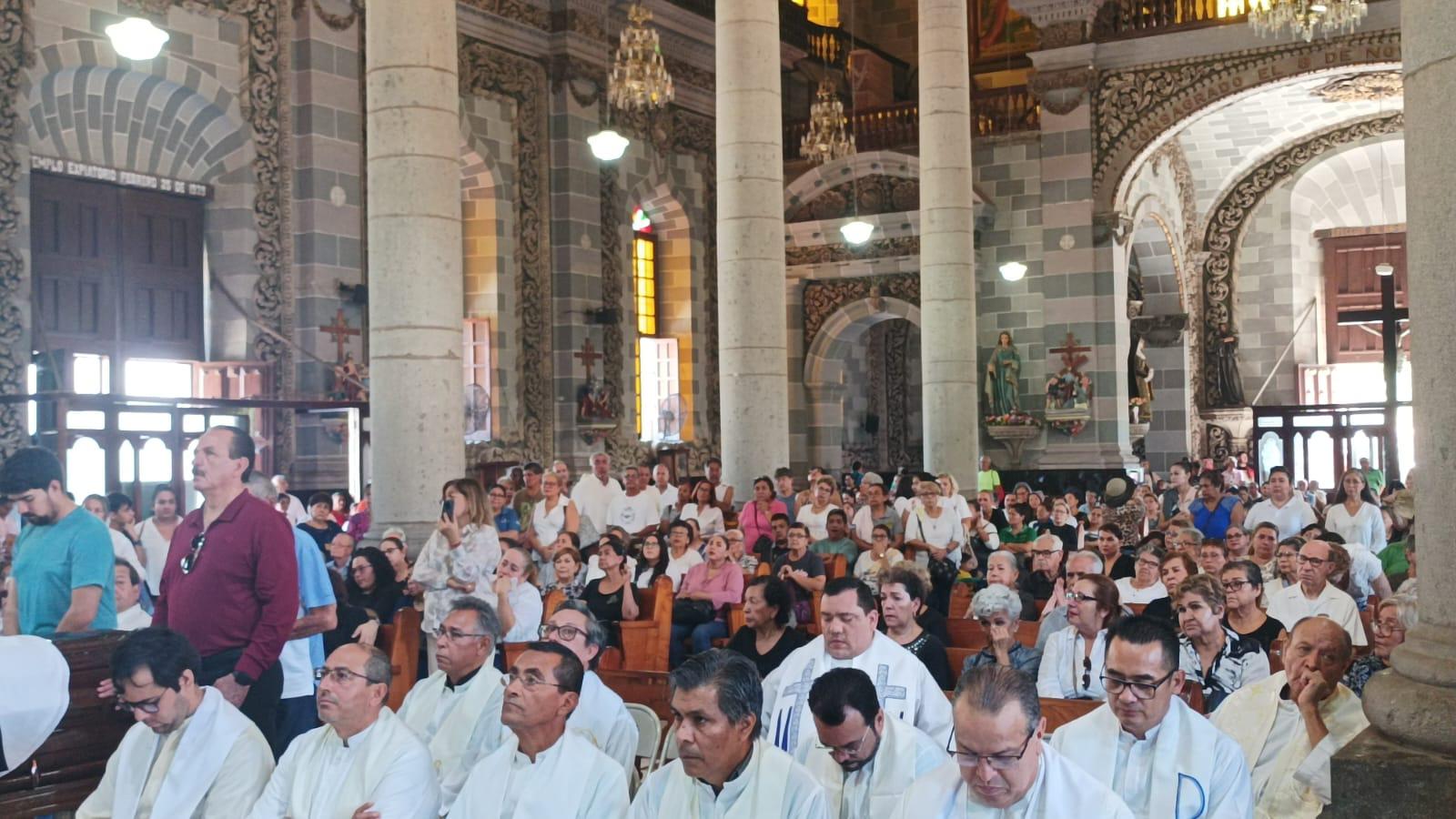 $!Despiden el cuerpo del Padre José de Jesús Aguilar en la Catedral de Mazatlán