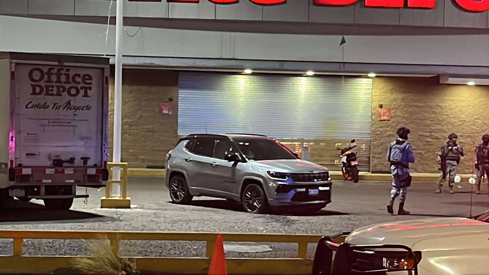 $!Ataque a camioneta deja 8 vehículos más dañados en estacionamiento de Isla Musalá