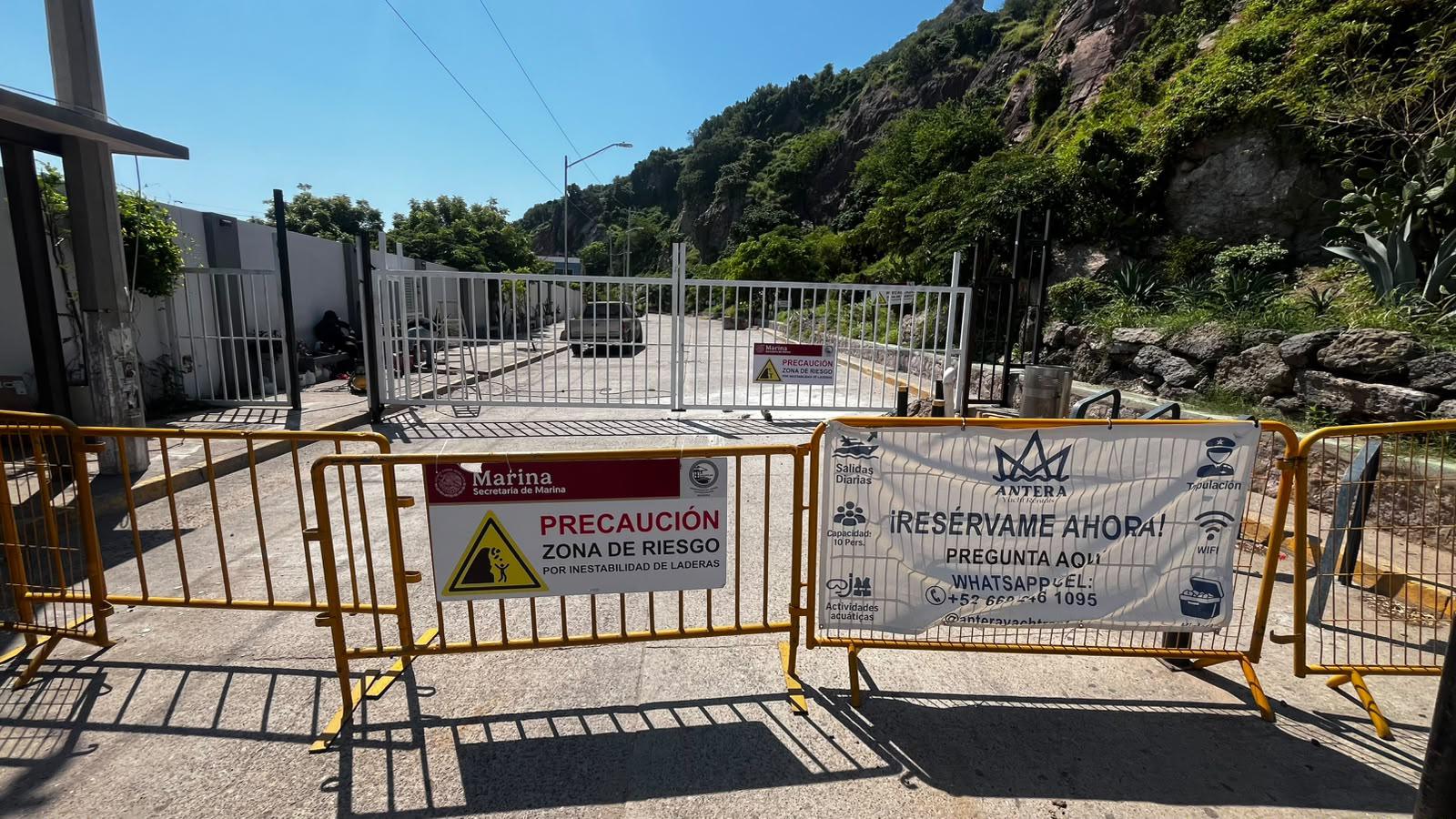 $!Bloquean con rejas la escollera del Faro de Mazatlán para evitar el paso por riesgo de desgaje