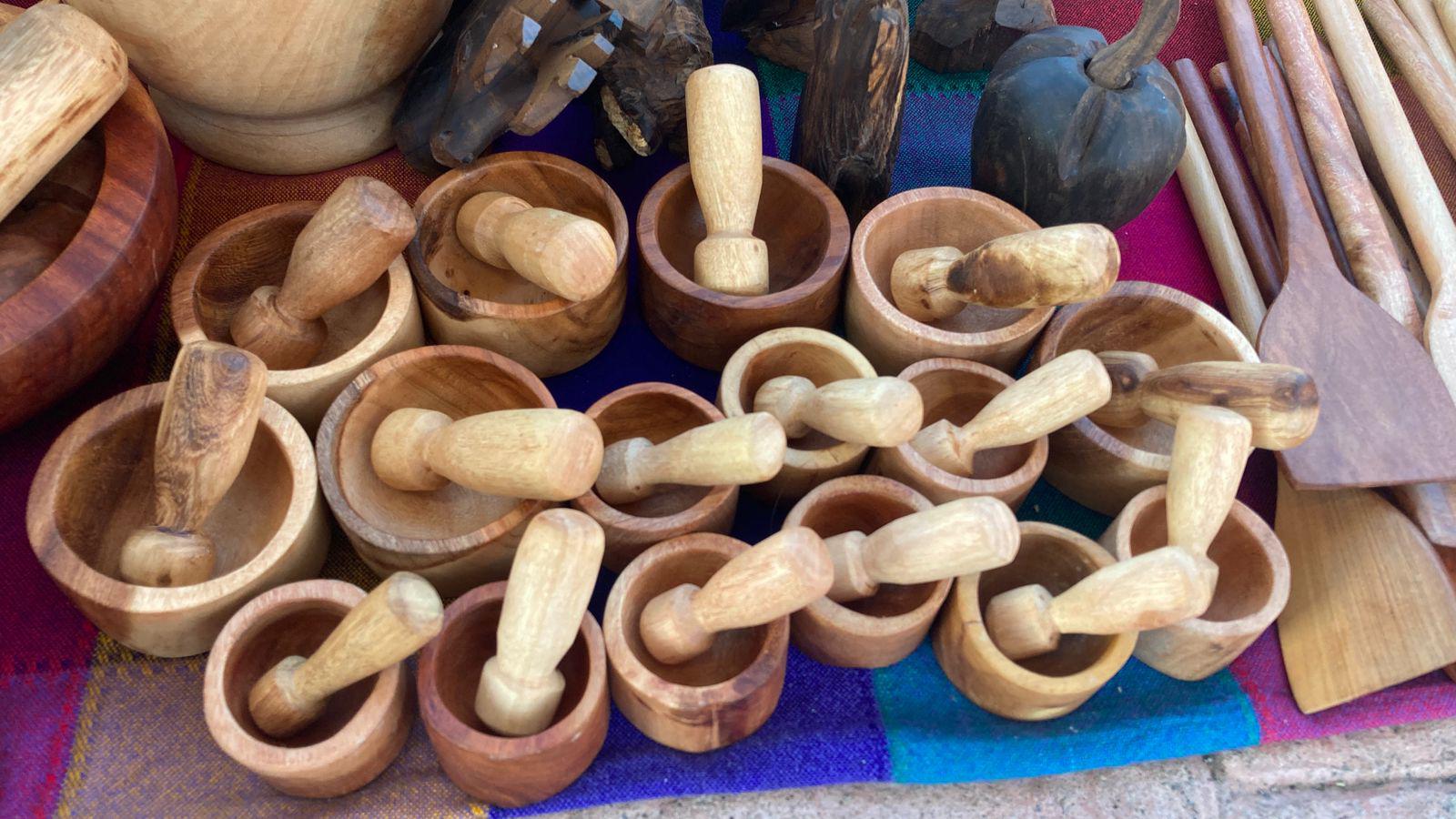 $!Cambia Alicia artesanías por útiles escolares para que sus hijos puedan seguir estudiando