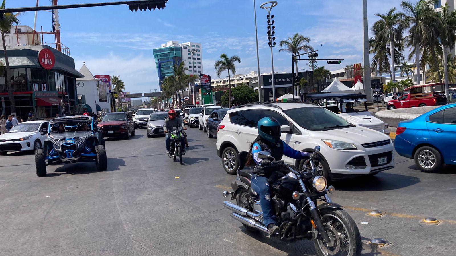 $!Son ya centenares de motociclistas los que transitan por el Malecón previo a desfile de Semana de la Moto
