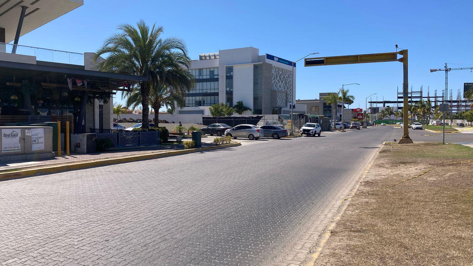 $!Falta de cruces peatonales o señalamientos genera riesgo en avenida de La Marina