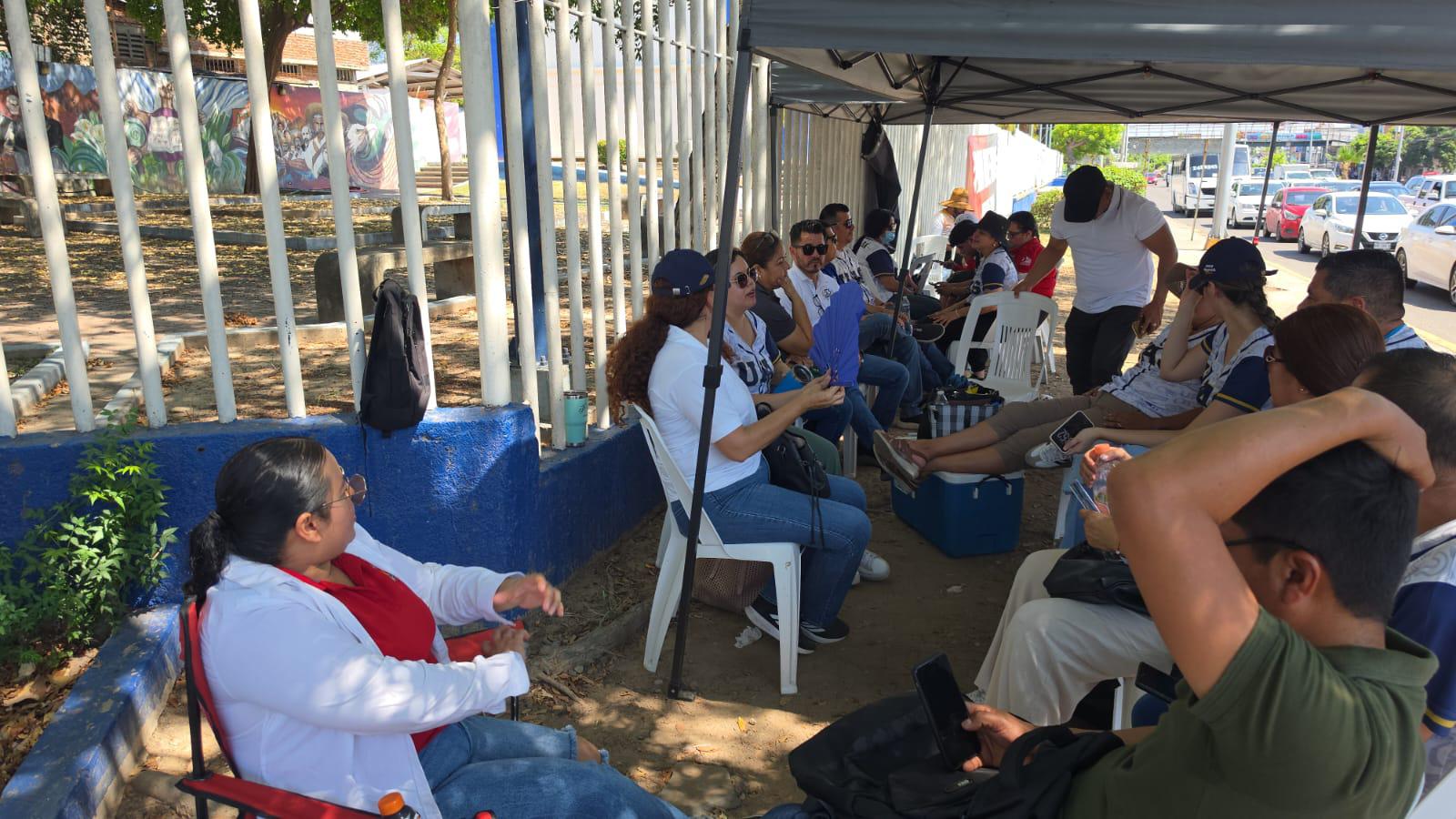 $!Cumple una semana el paro de labores en la UAS; trabajadores siguen a la espera de pagos pendientes
