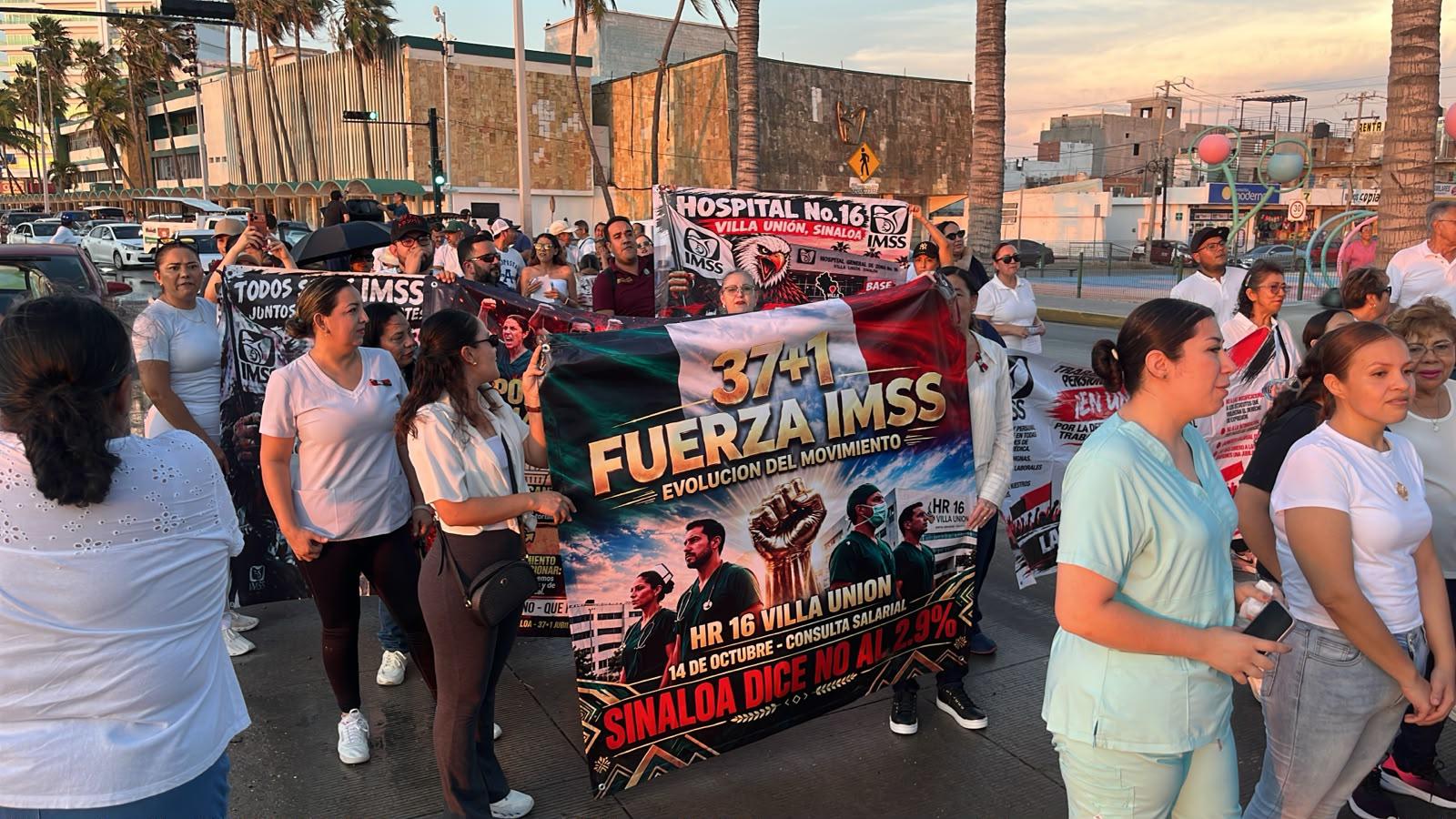 $!Se suman trabajadores del IMSS en Mazatlán a protesta nacional por mejoras laborales