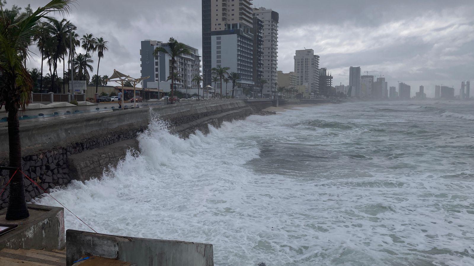 $!Provocan lluvias por efectos de la tormenta tropical Raymond encharcamientos en zona turística y avenidas de Mazatlán