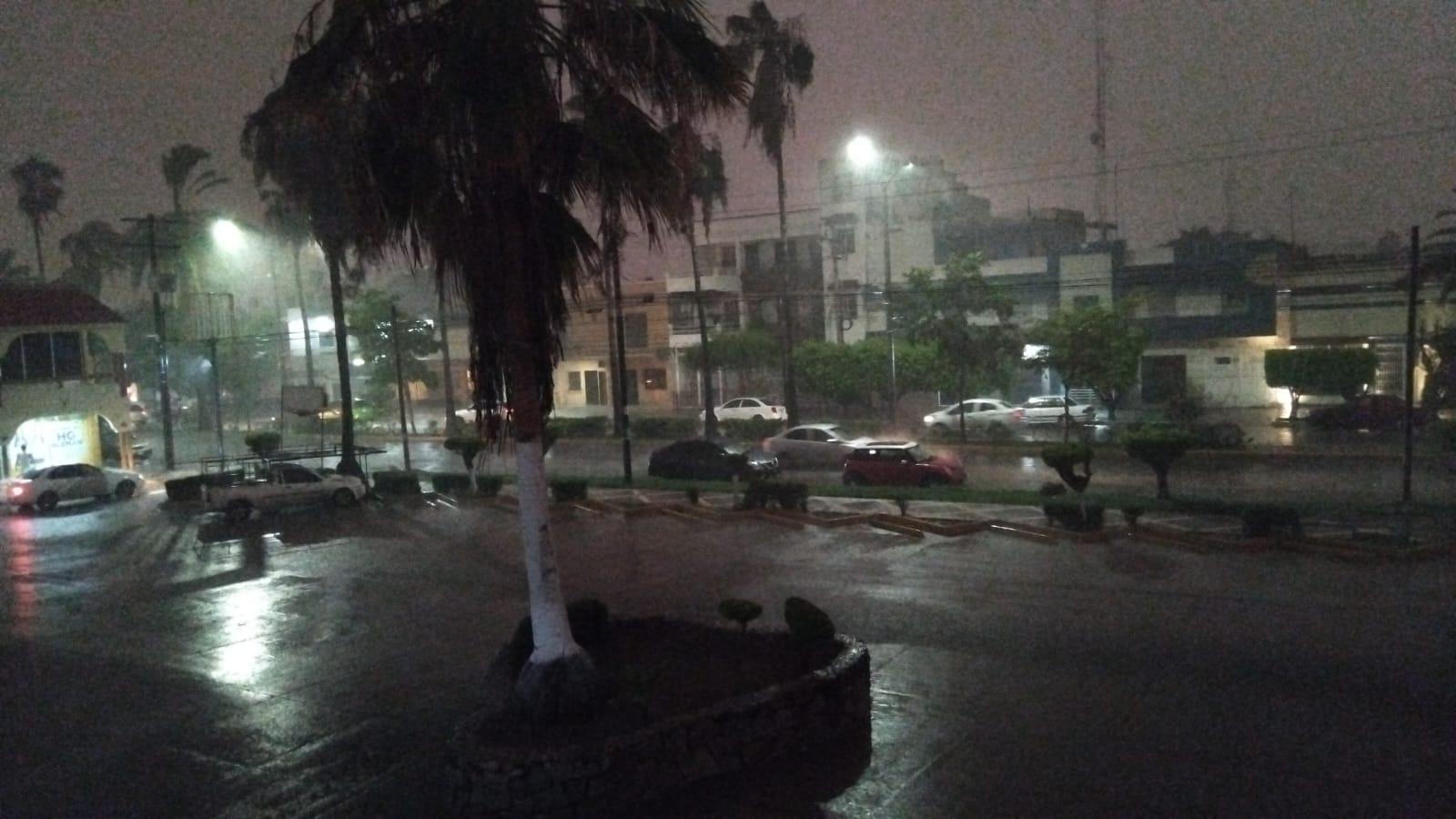 $!Cae fuerte lluvia, acompañada de rachas de viento, en Mazatlán