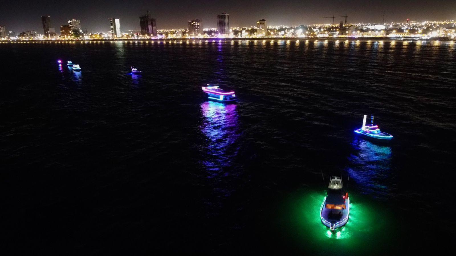 $!Yates ‘multicolores’ adornan la bahía de Mazatlán en el primer Desfile de Luces sobre el Mar