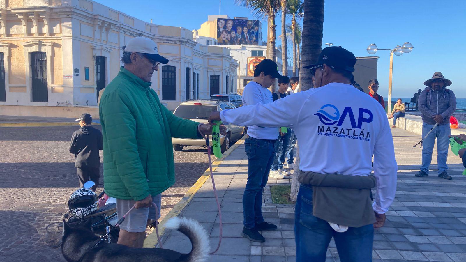 $!Concientizan sobre la disposición de desechos caninos sobre el malecón de Mazatlán