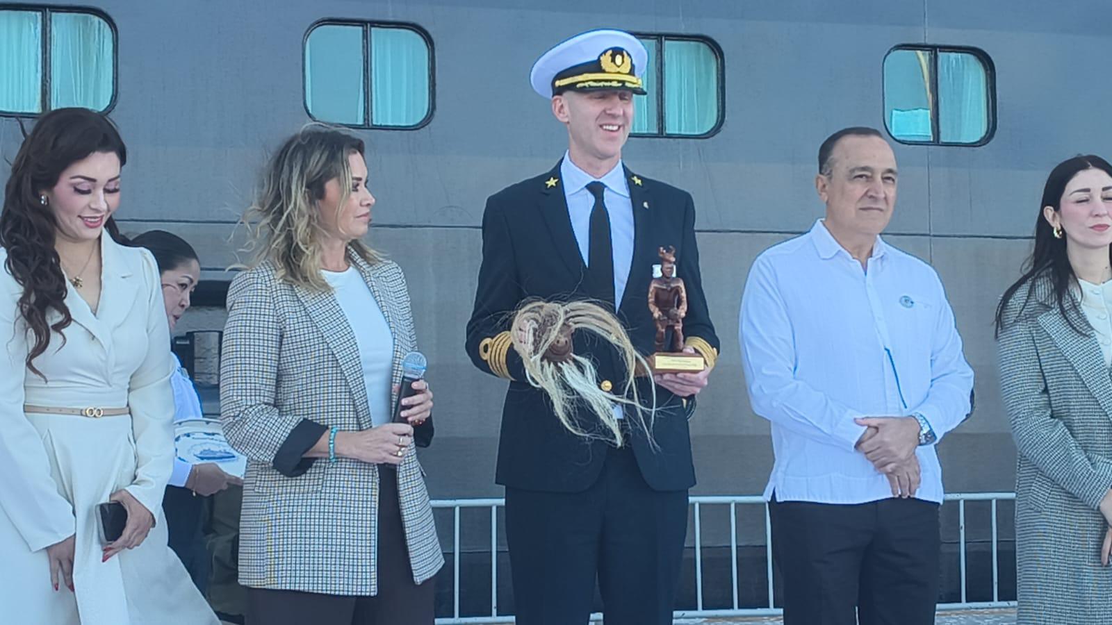 $!Topolobampo recibe con fiesta sinaloense al crucero Zuiderdam con más de 2,600 personas a bordo