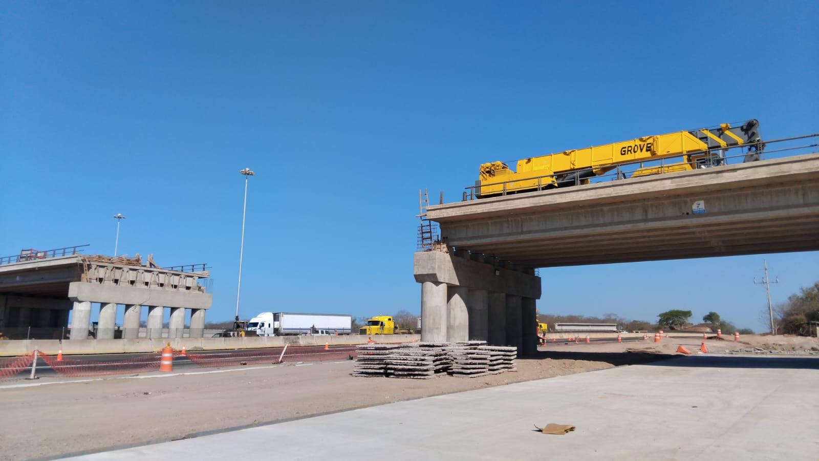 $!Avanza construcción de puente sobre la autopista Mazatlán-Culiacán