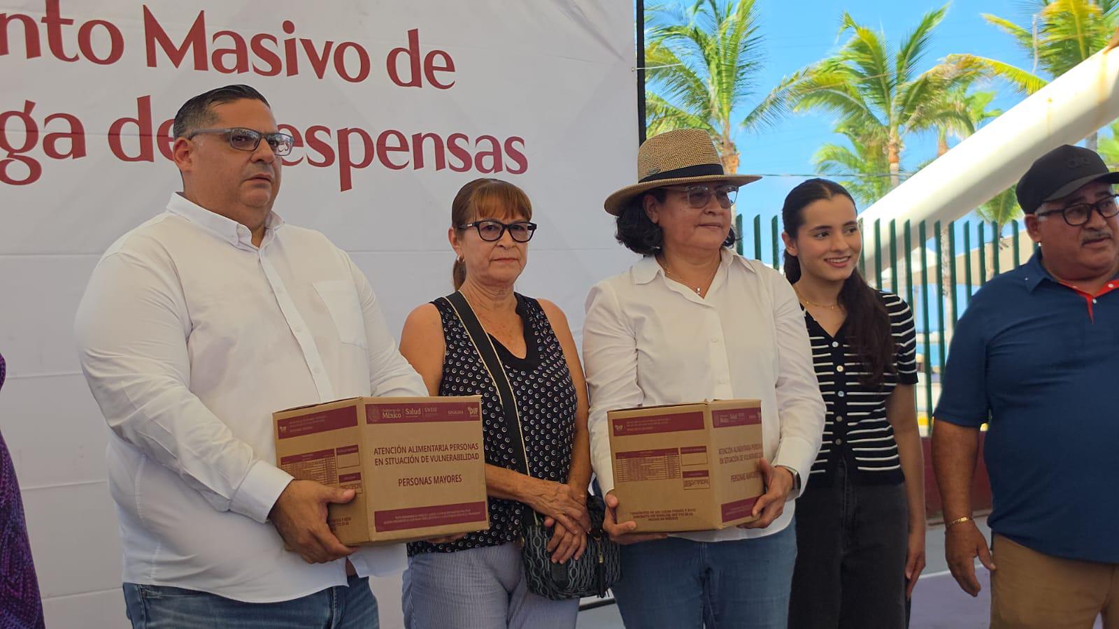 $!DIF Mazatlán reparte despensas a mil 648 personas de la zona urbana y rural