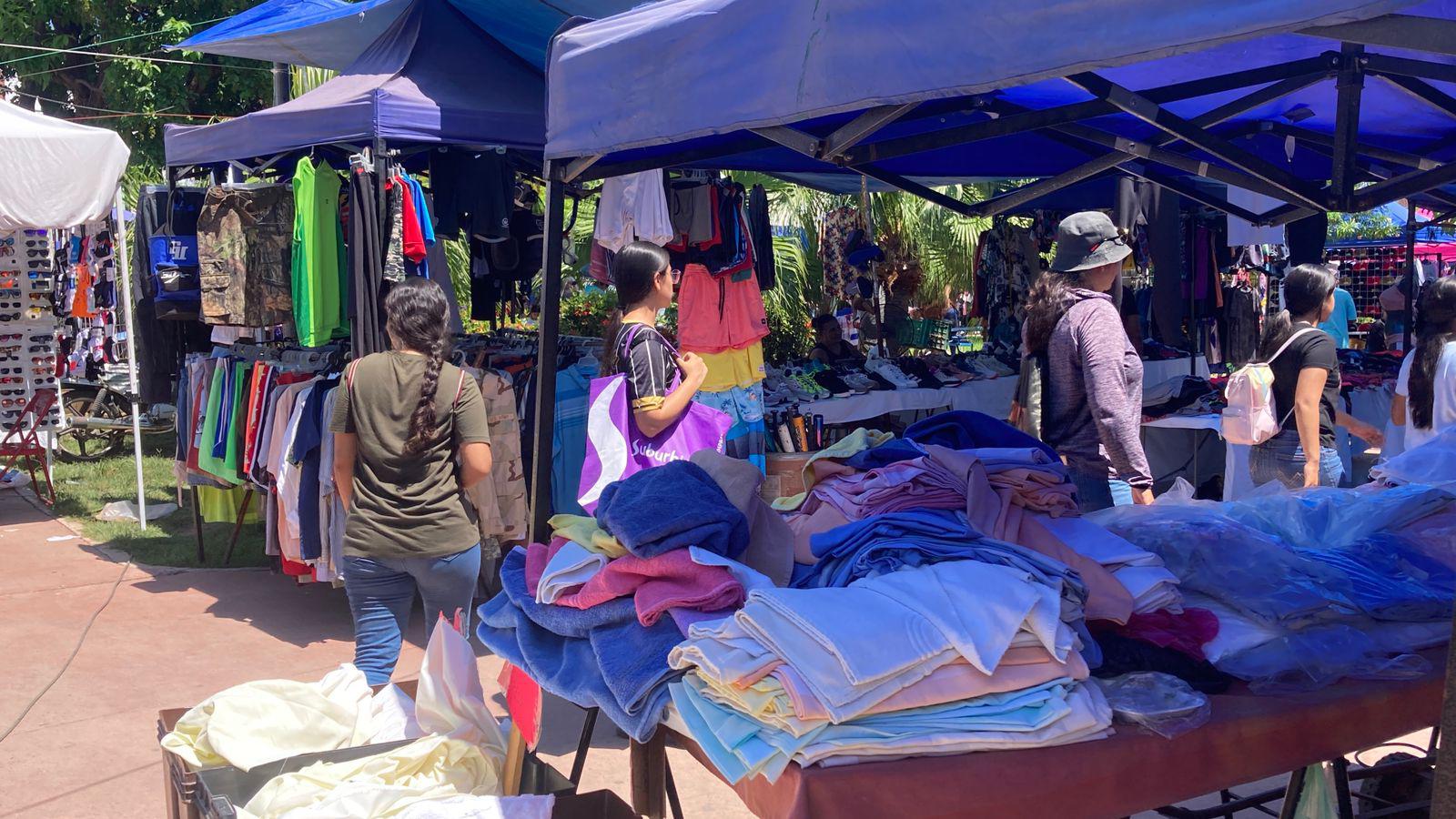 $!Pese a temporada de vacaciones, tianguistas del mercado de la Juárez, en Mazatlán, reportan bajas ventas