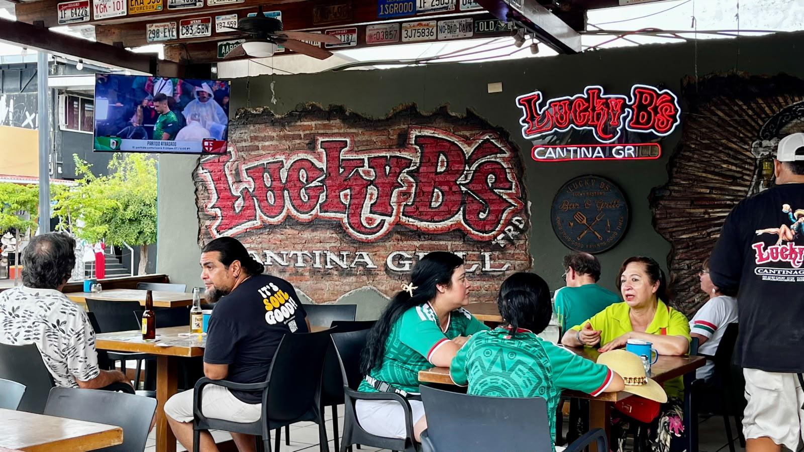 $!Afición se manifiesta también en zona turística para alentar a la Selección Mexicana
