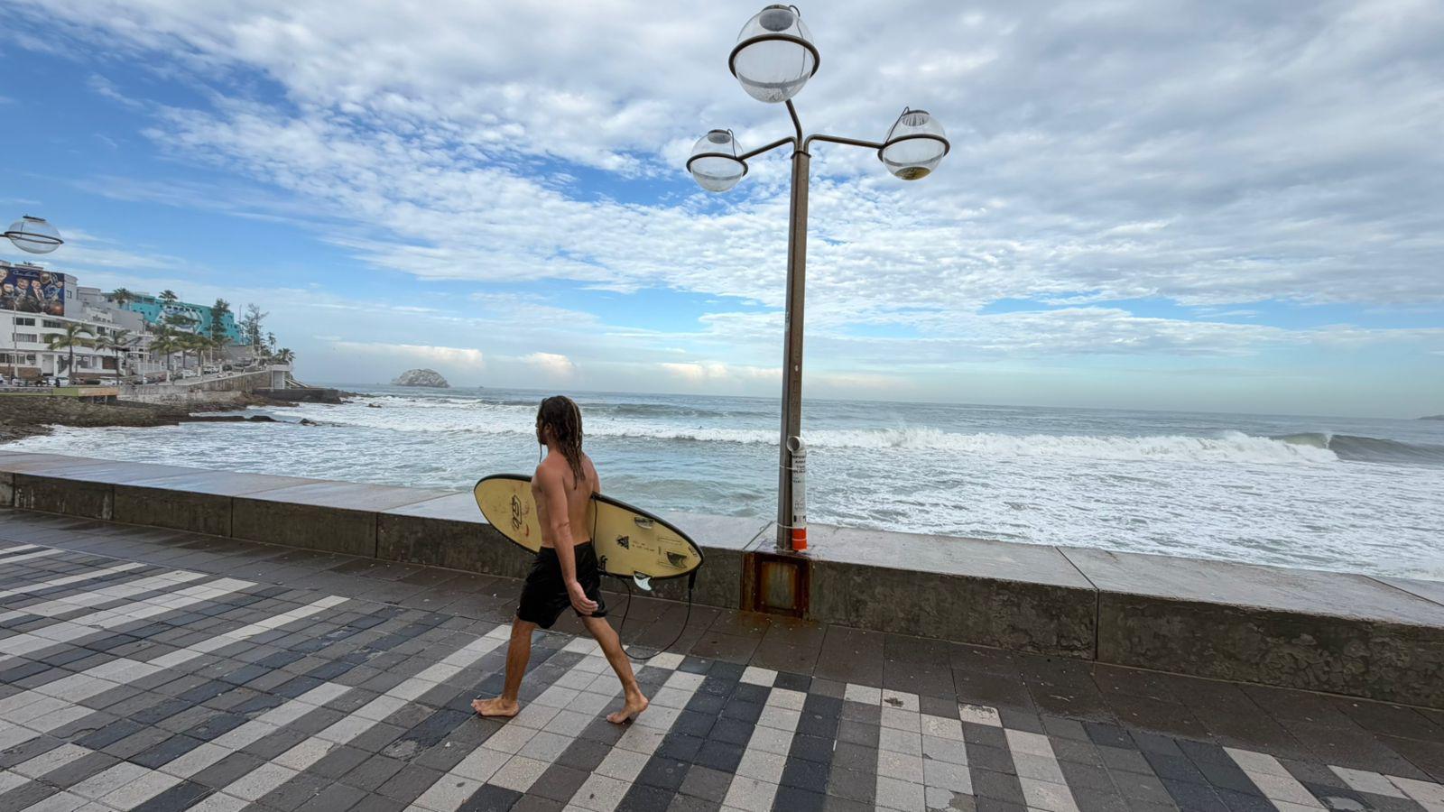 $!Se presentan olas de hasta 3 metros de altura en Mazatlán, restringen el acceso a algunas áreas de playa
