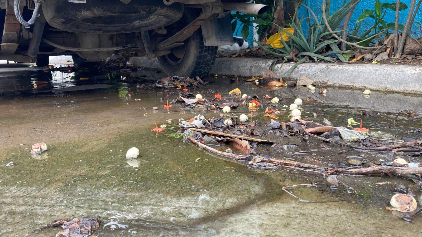 $!Fuga de aguas negras y mal olor genera malestar entre vecinos en la colonia Venustiano Carranza, en Mazatlán