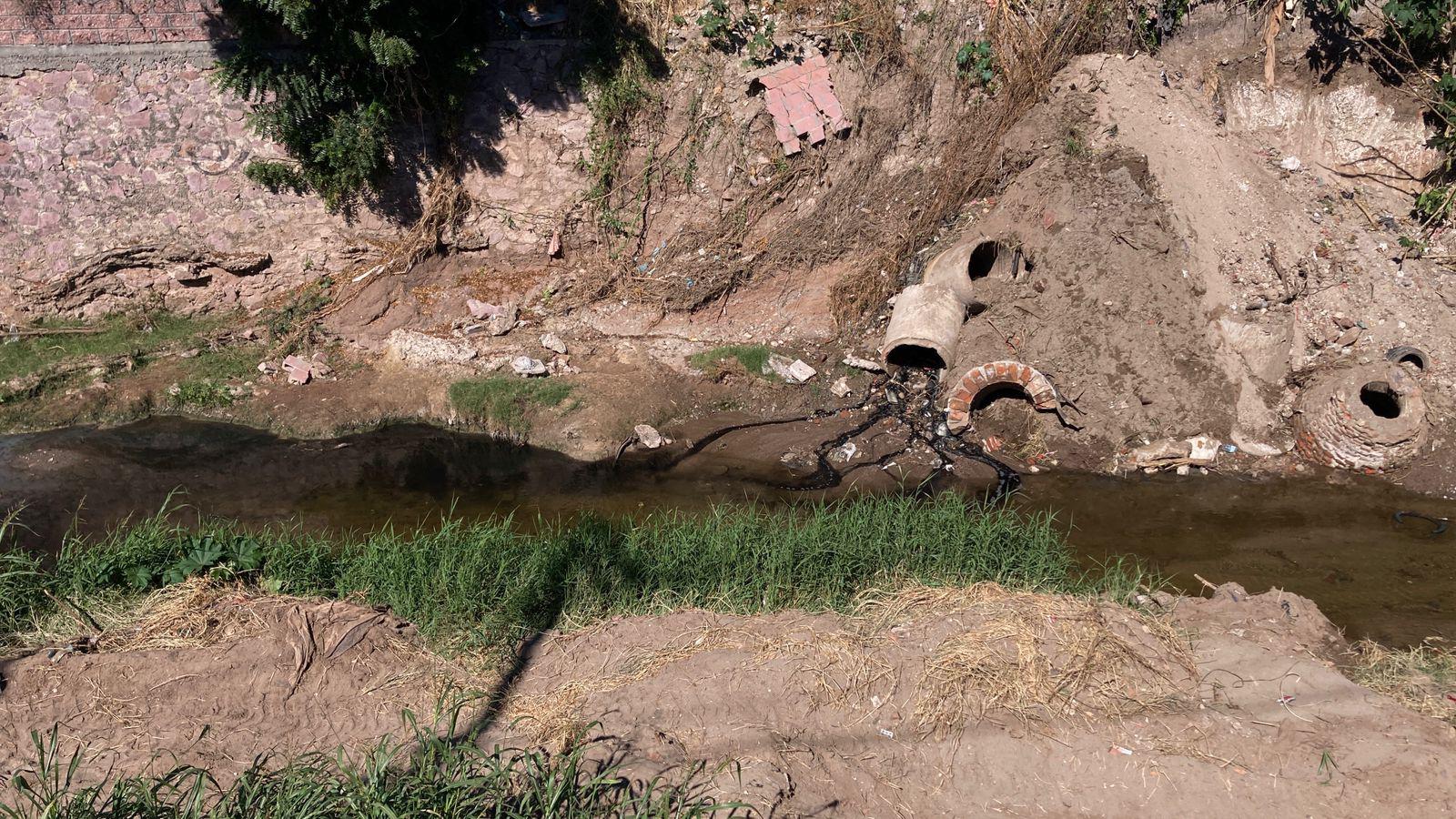 $!Aparece nuevo derrame de aguas negras en el arroyo Jabalines sobre avenida Juan Pablo II, en Mazatlán