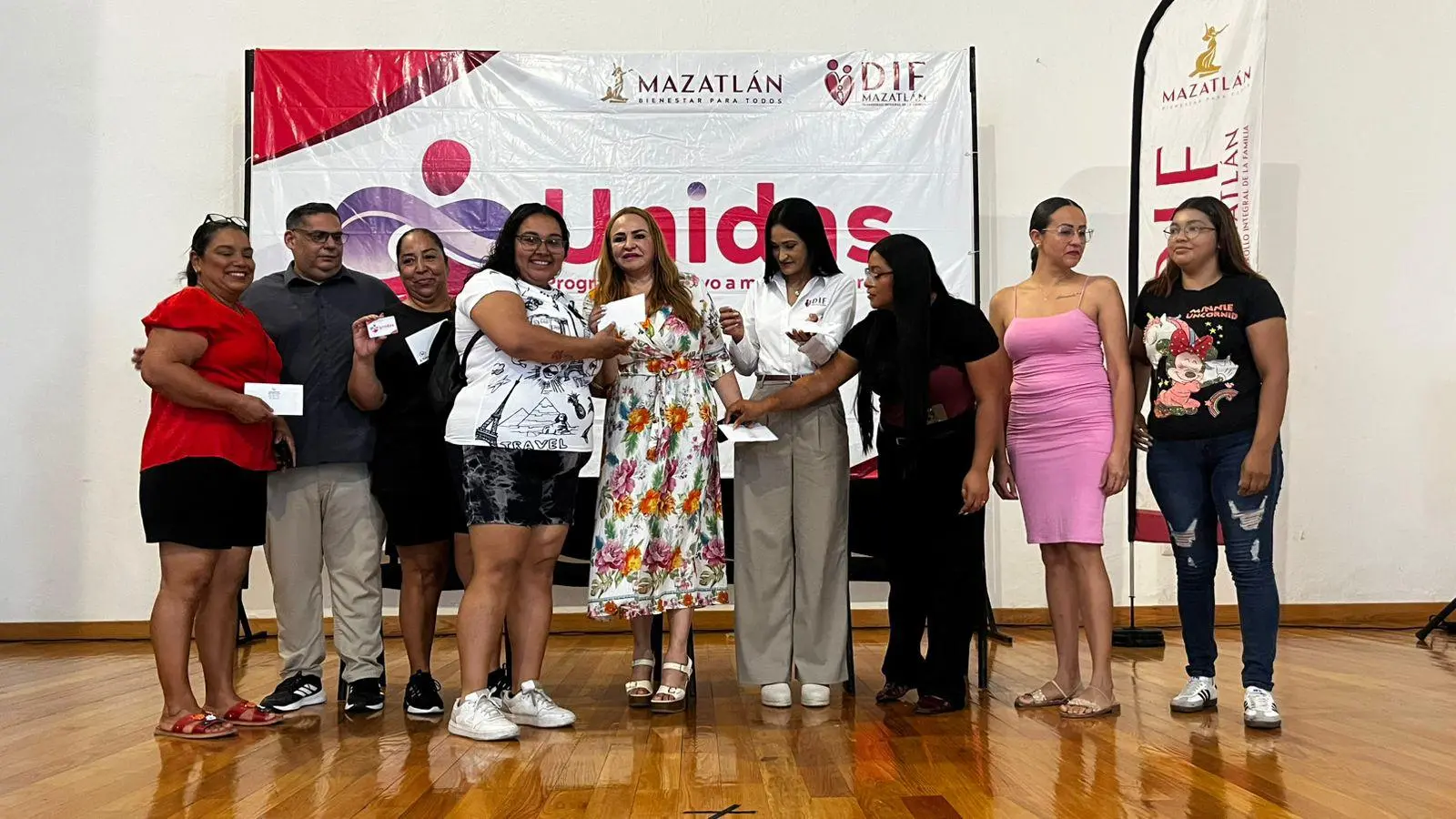 $!Entregan apoyos del programa Unidas a 200 madres solteras en Mazatlán