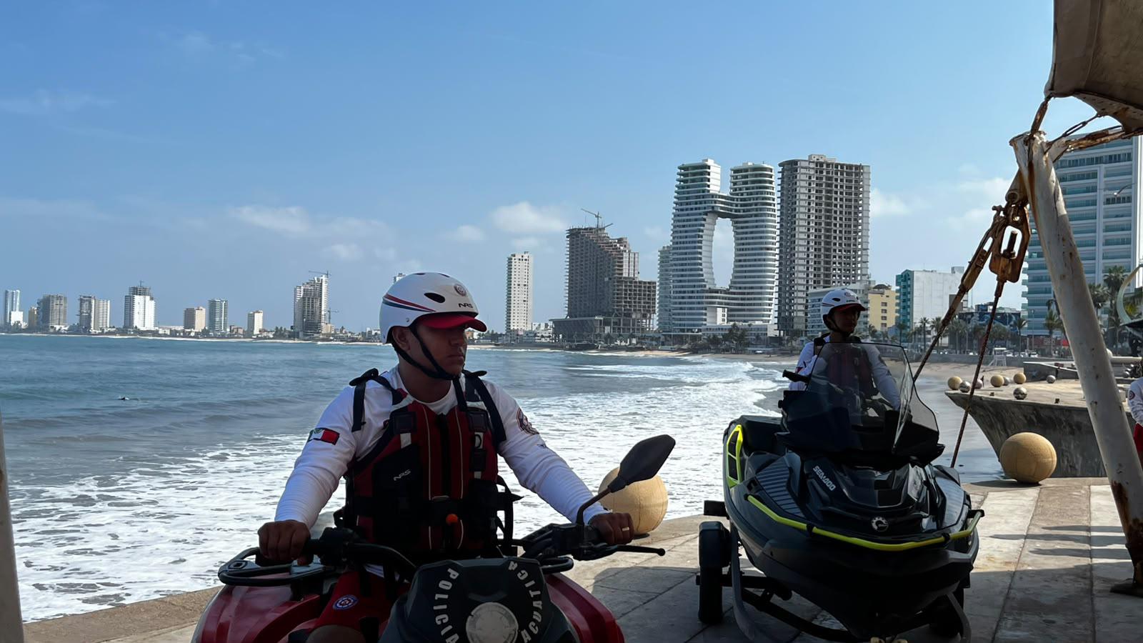 $!Entregan 40 uniformes a elementos del Escuadrón de Salvamento Acuático de Mazatlán