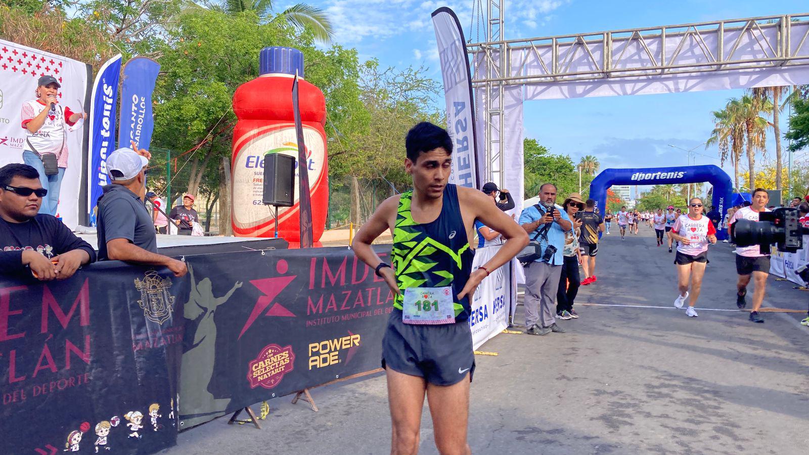 $!Jesús Labrador y Aragetze Nava triunfan en la primera Carrera Roja en Mazatlán