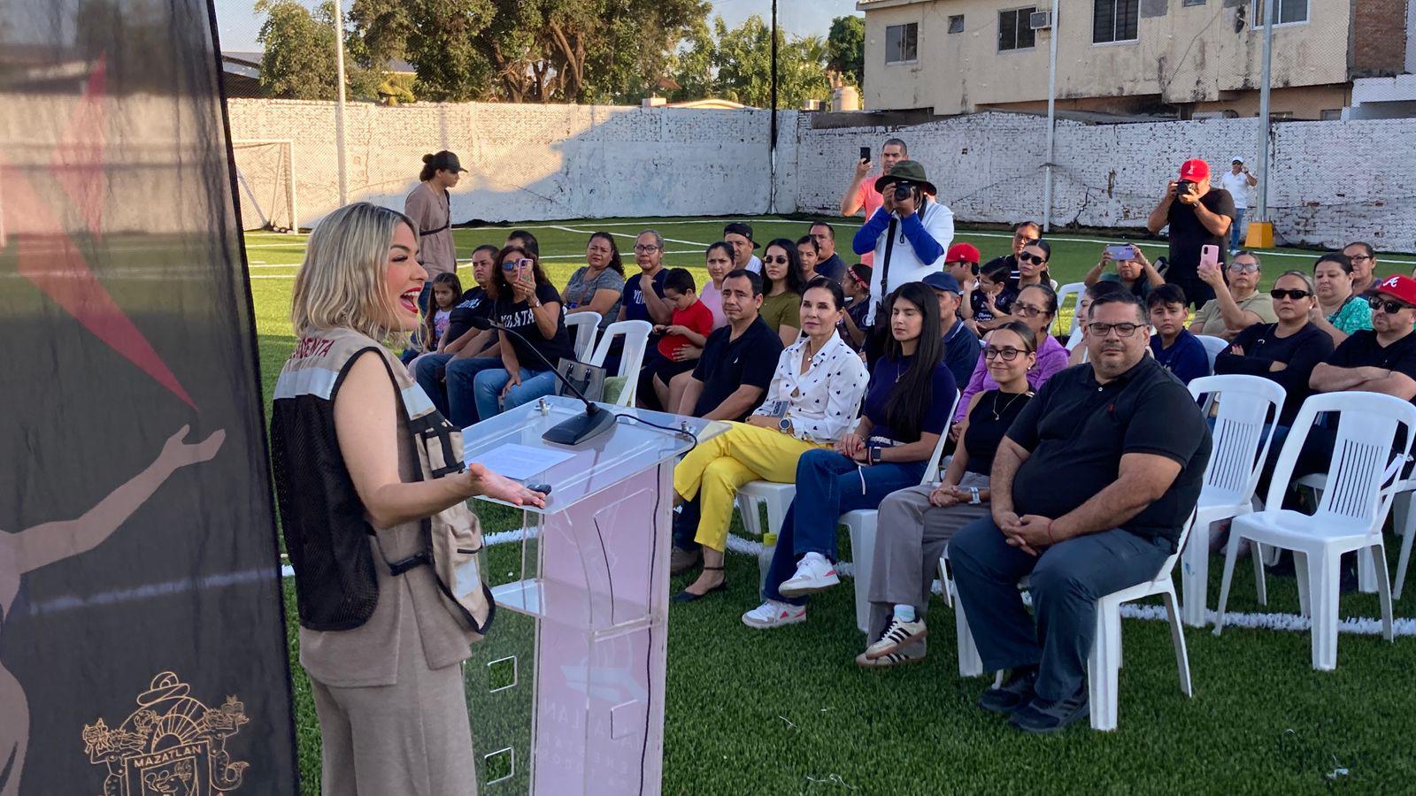 $!Mazatlán entrega cancha de futbol rápido rehabilitada en la colonia López Mateos