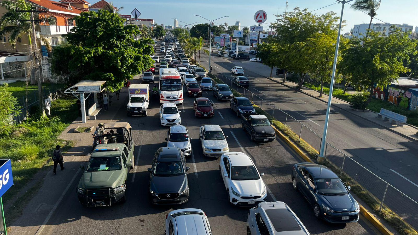 $!Madres buscadoras endurecen protesta y bloquean el cruce vial del Issste en Mazatlán