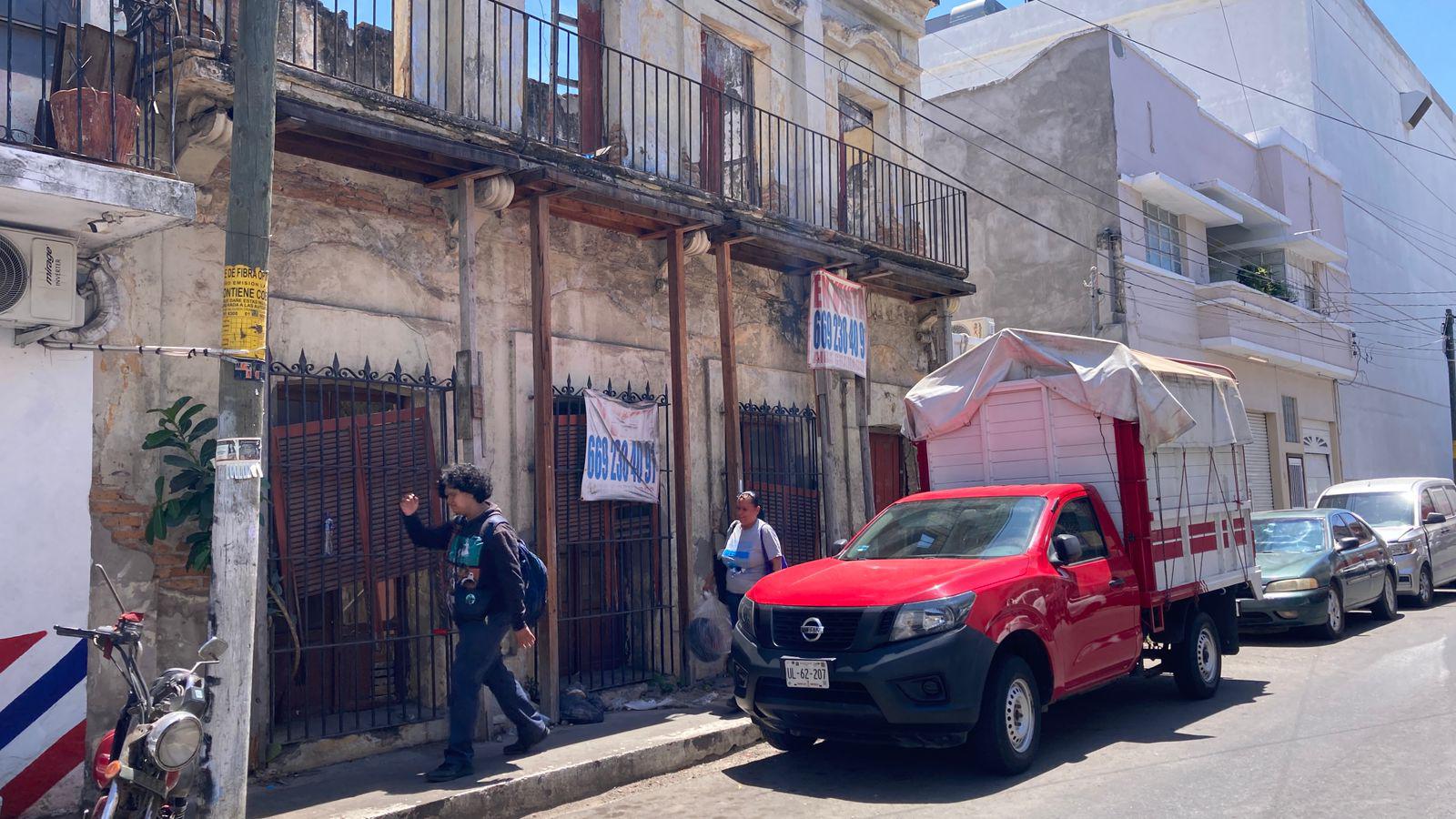 $!Marquesinas viejas y en mal estado invaden las calles del Centro de Mazatlán