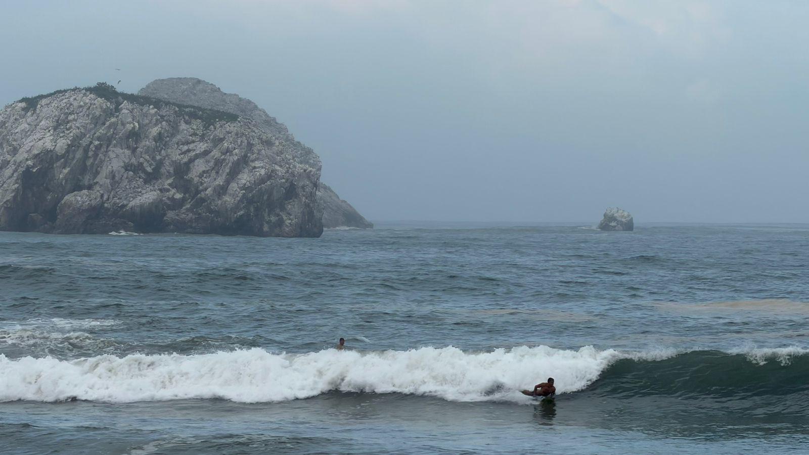 $!Se presentan olas de hasta 3 metros de altura en Mazatlán, restringen el acceso a algunas áreas de playa
