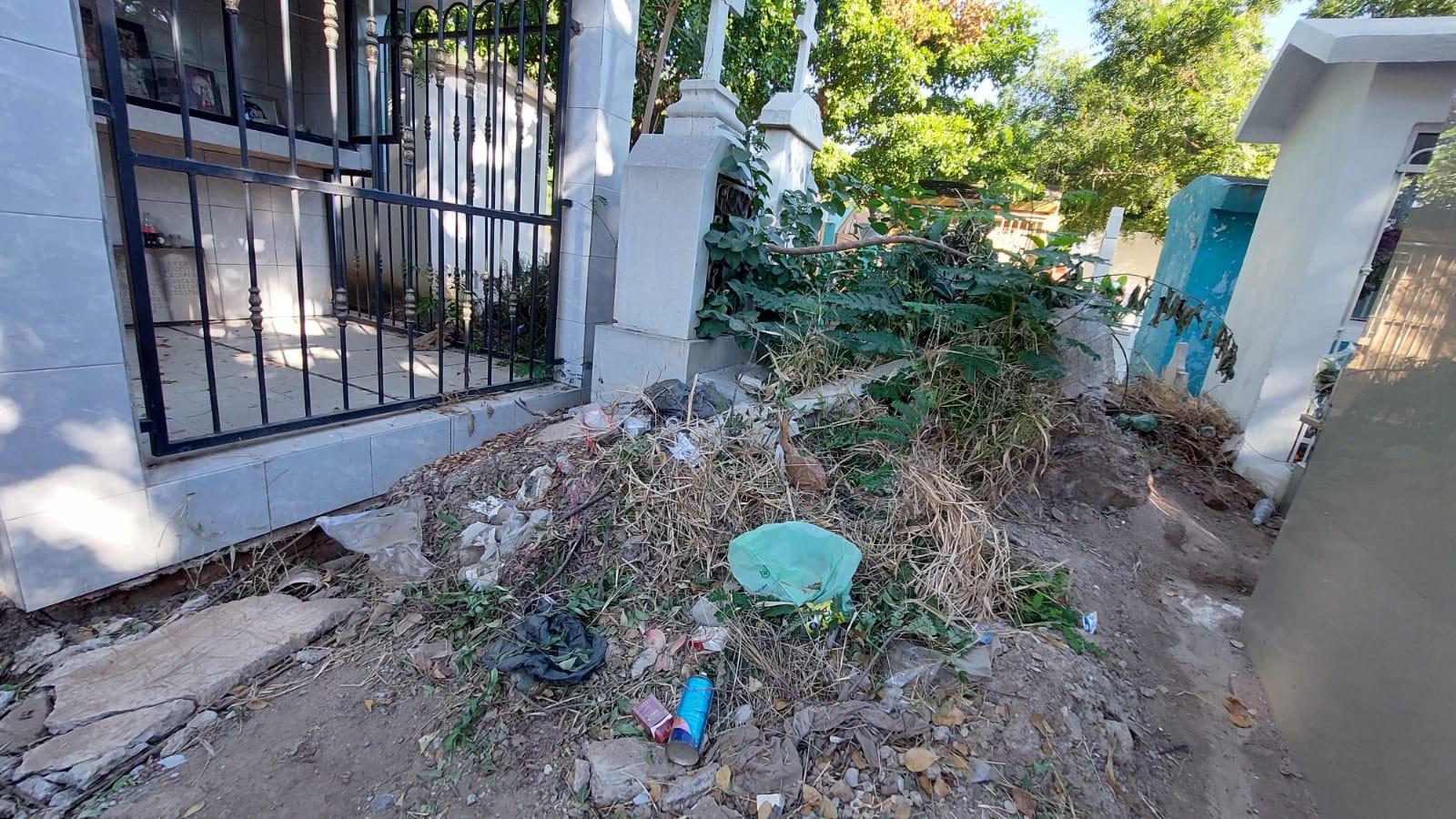 $!Visitan a sus muertos y encuentran un panteón sucio y descuidado en Guasave