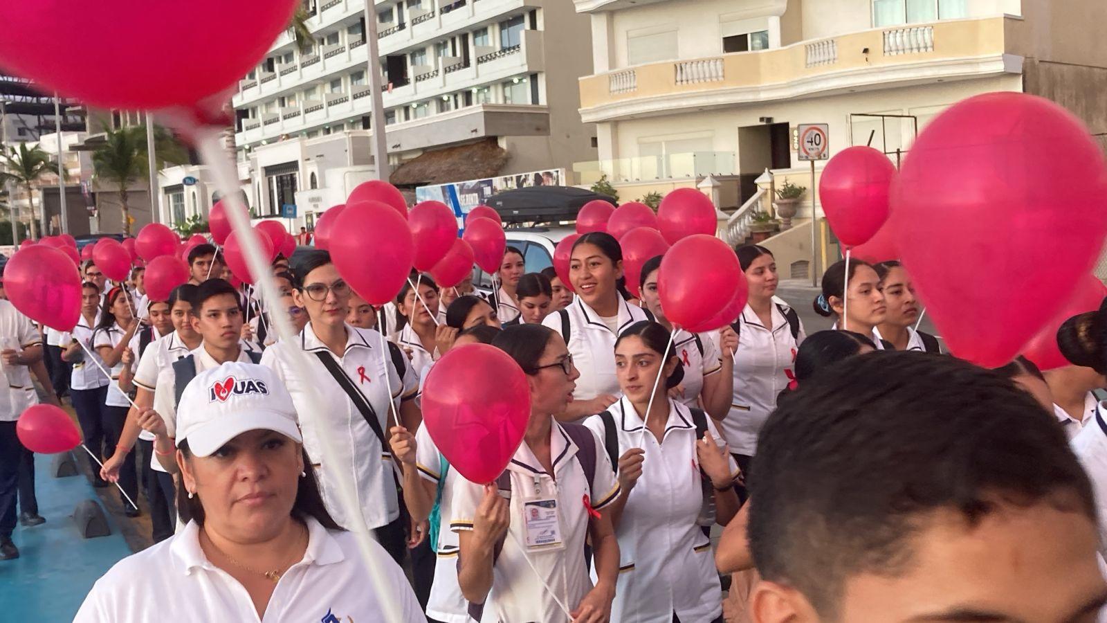$!Marchan para recordar a fallecidos por VIH-SIDA en Mazatlán