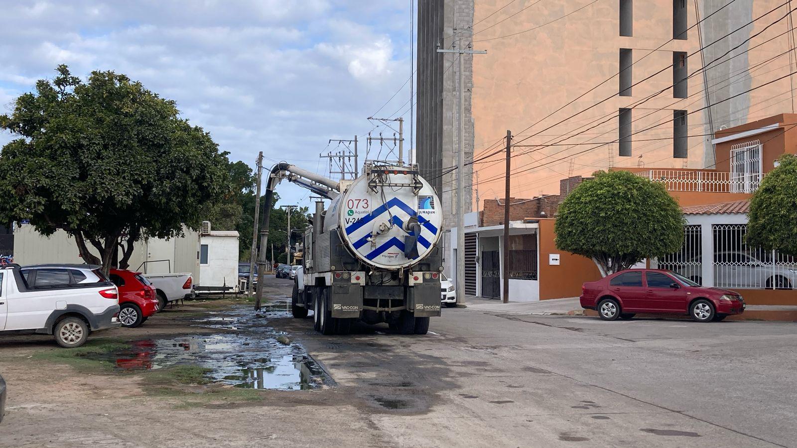 $!Atienden Jumapam y vecinos limpieza en el fraccionamiento Estadio, en Mazatlán