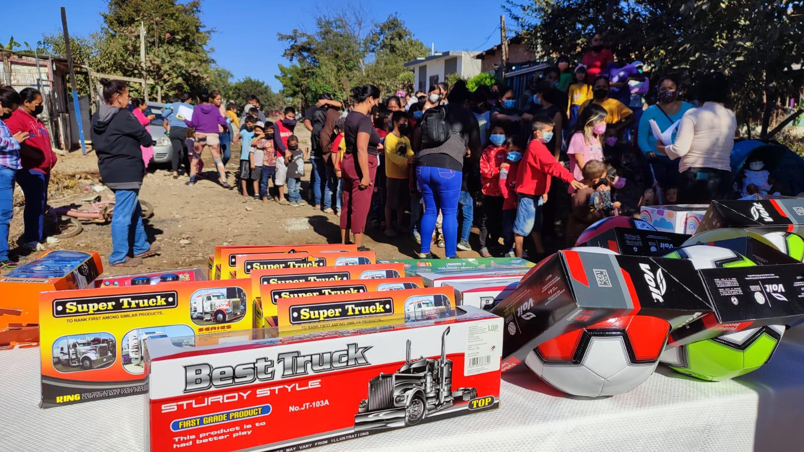 $!Fundación Letty Coppel y Hotel Pueblo Bonito regalan 300 juguetes a niños de la invasión San Antonio