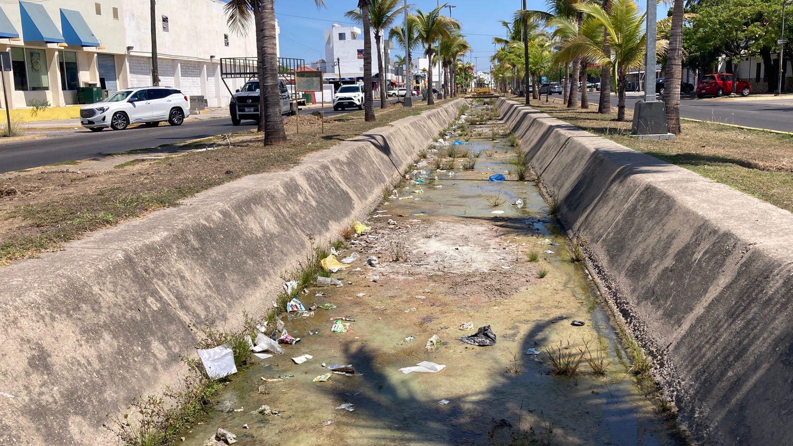 $!Basura y maleza persisten en arroyos de Mazatlán previo a la temporada de lluvias