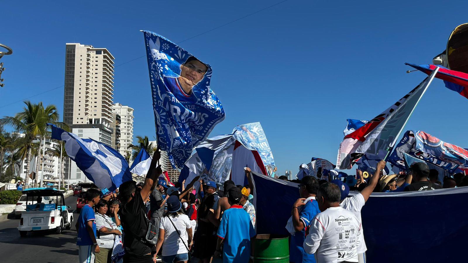 $!#FOTOS | Afición de Cruz Azul abarrota el parador fotográfico de Mazatlán
