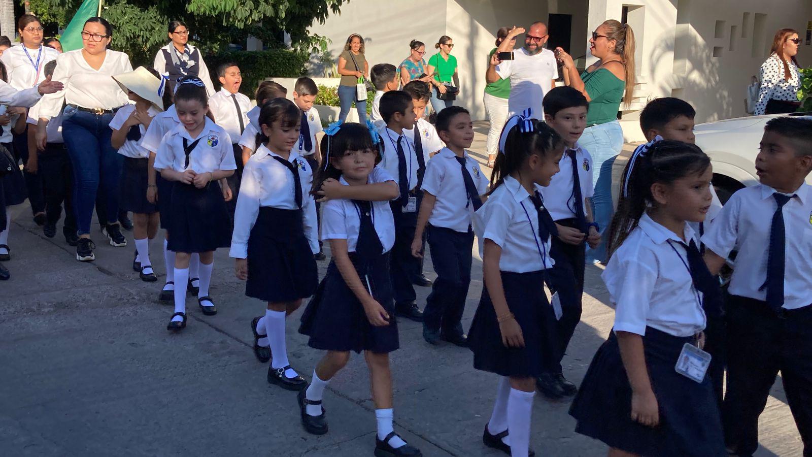 $!Alumnos del Instituto Mazatlán muestran su fe en peregrinación por el Día de San Judas Tadeo