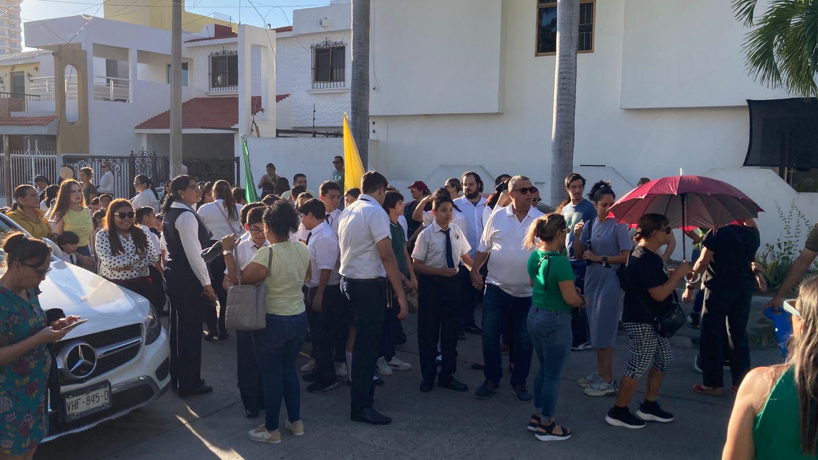 $!Alumnos del Instituto Mazatlán muestran su fe en peregrinación por el Día de San Judas Tadeo