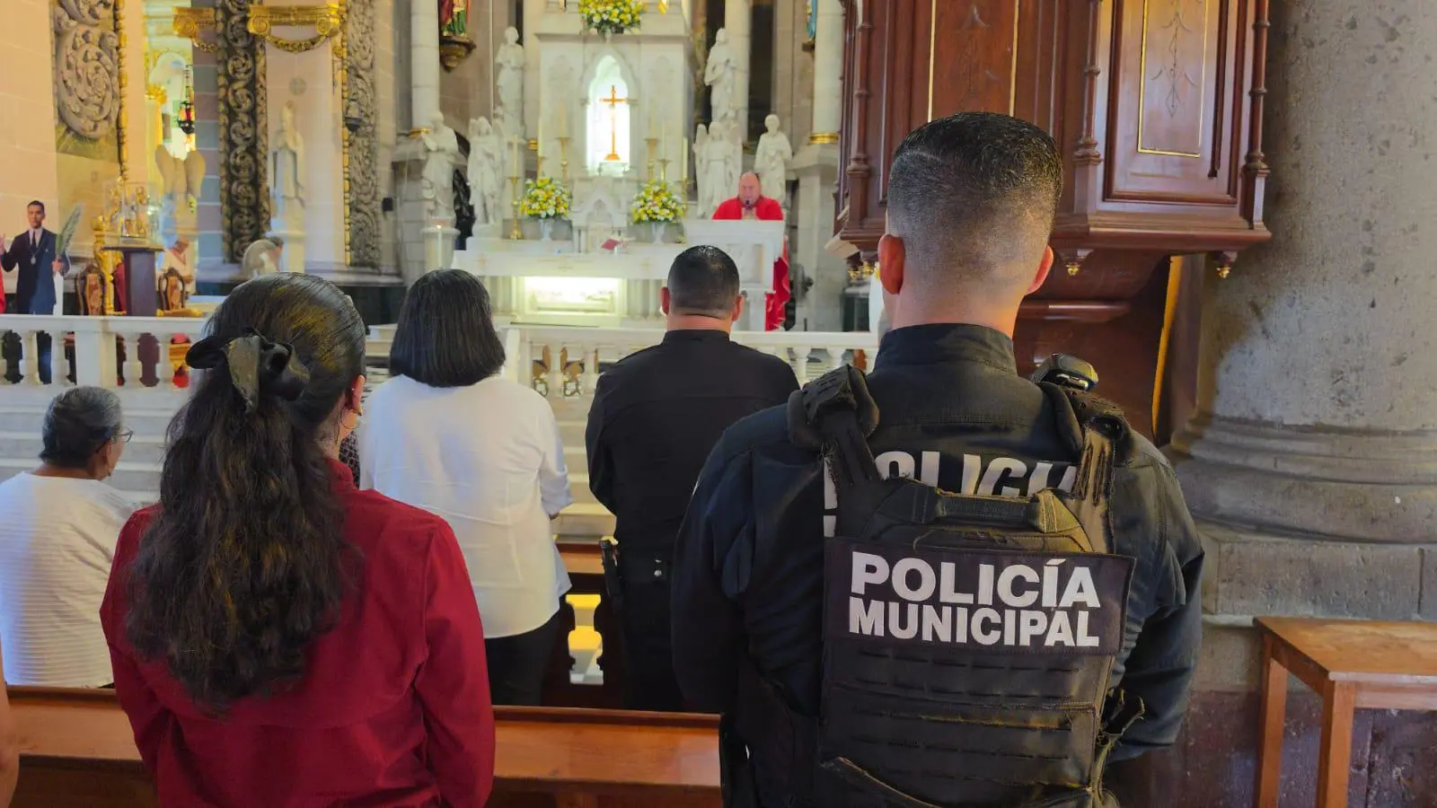 $!Llama sacerdote a policías en Mazatlán a no dejarse corromper y a mantenerse firmes en la justicia y en el bien común