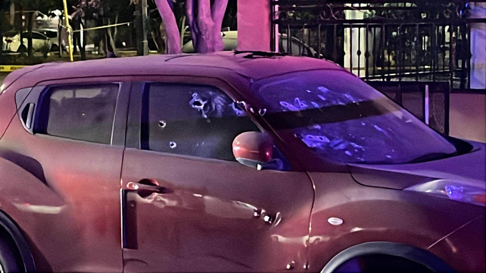 $!Balean un vehículo abandonado en la colonia Agustina Ramírez, en Culiacán