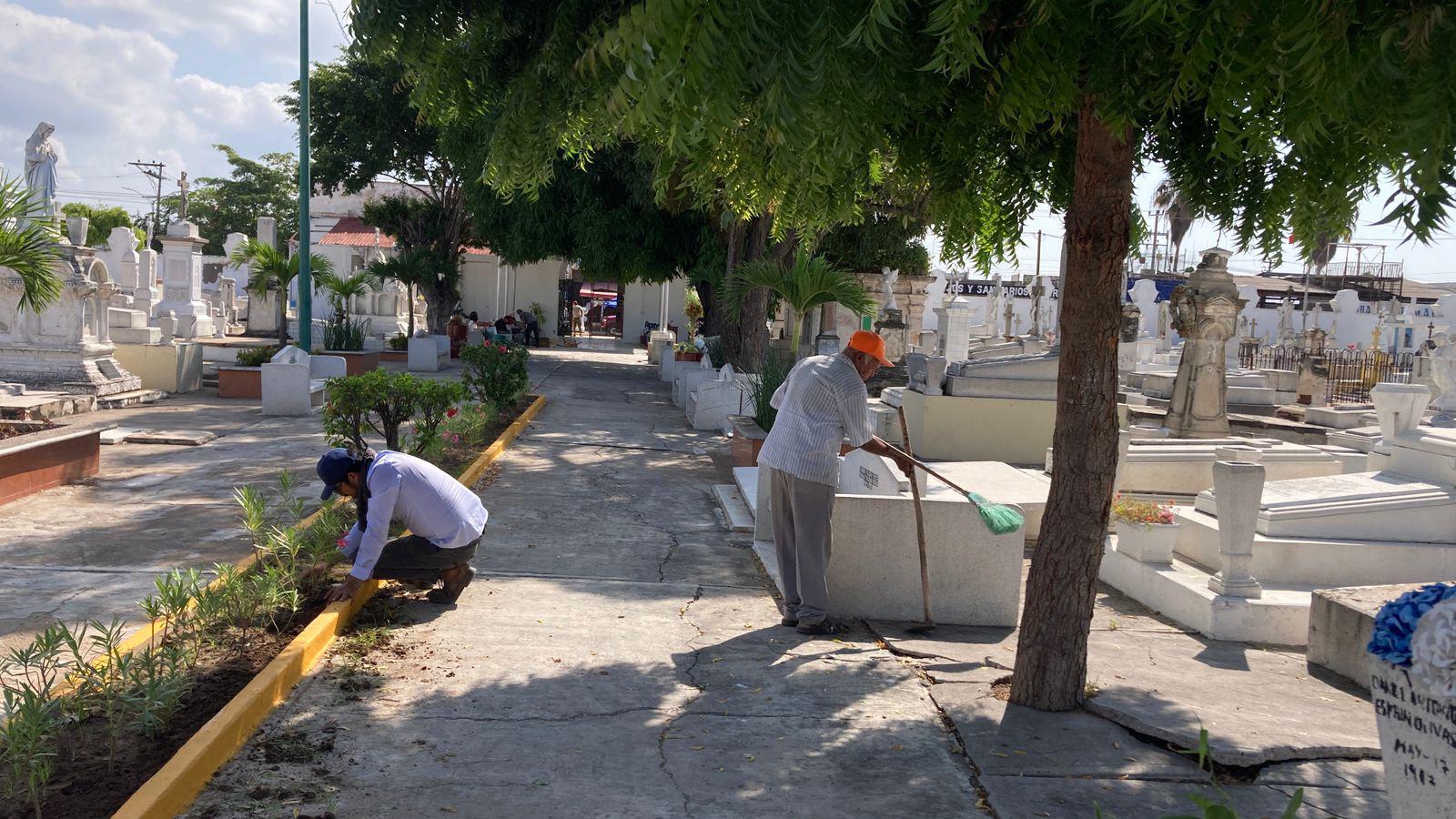 $!Mazatlán alista panteones para recibir a miles por Día de Muertos
