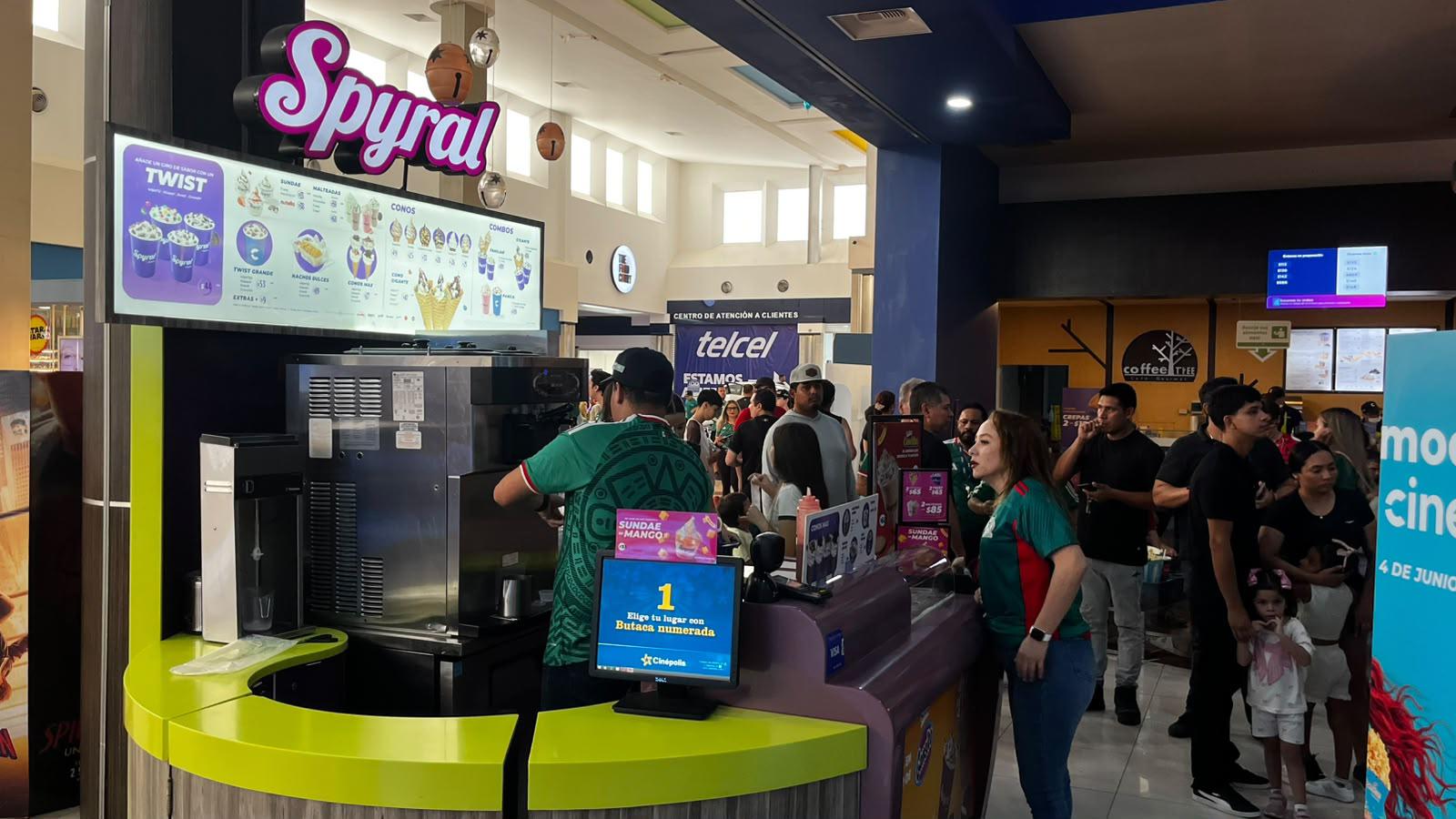 $!En Mazatlán, se suman aficionados a la pasión por el futbol desde las salas de cine
