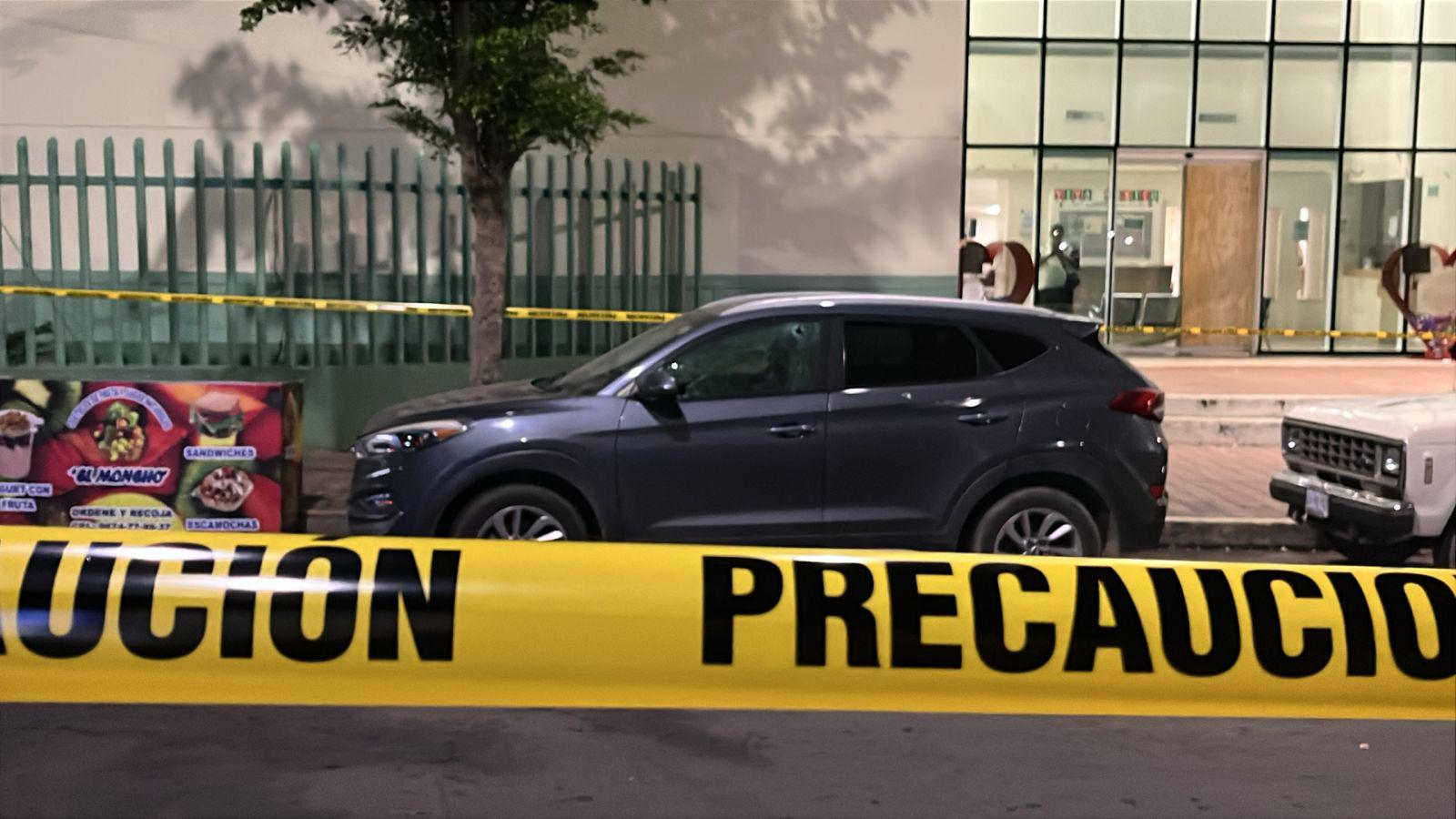 $!Enfrentamiento armado deja camioneta baleada frente a Clínica del Bienestar en Culiacán