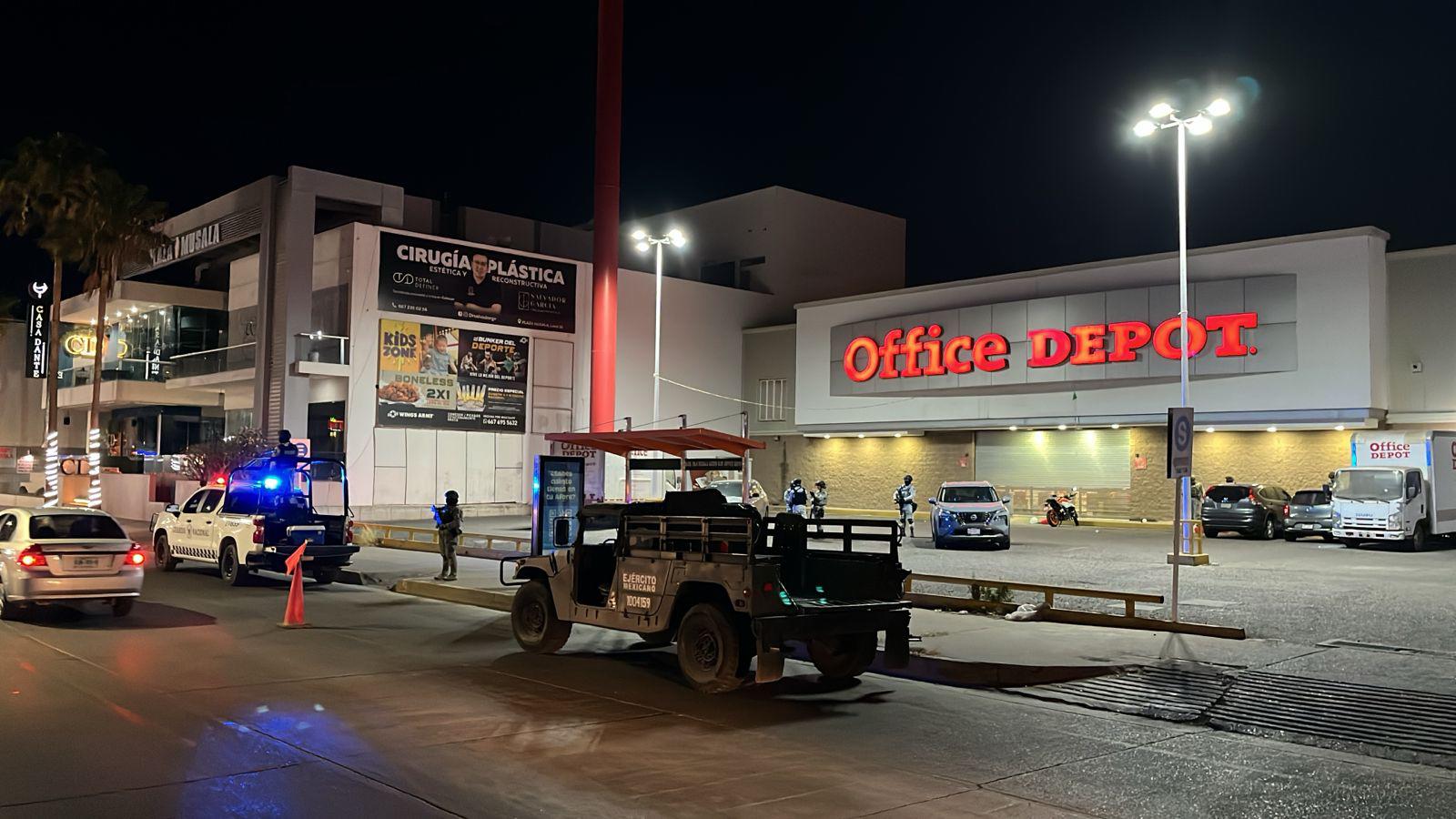 $!Ataque a camioneta deja 8 vehículos más dañados en estacionamiento de Isla Musalá