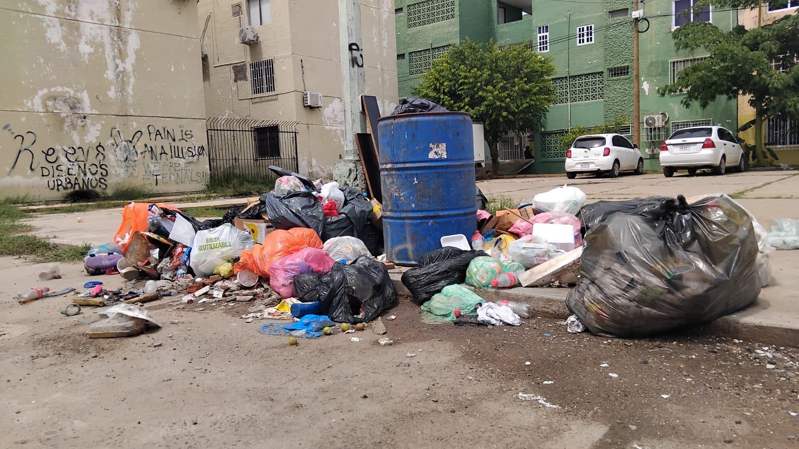 $!Entre basura y desechos, continúa la contaminación en el fraccionamiento El Toro, en Mazatlán