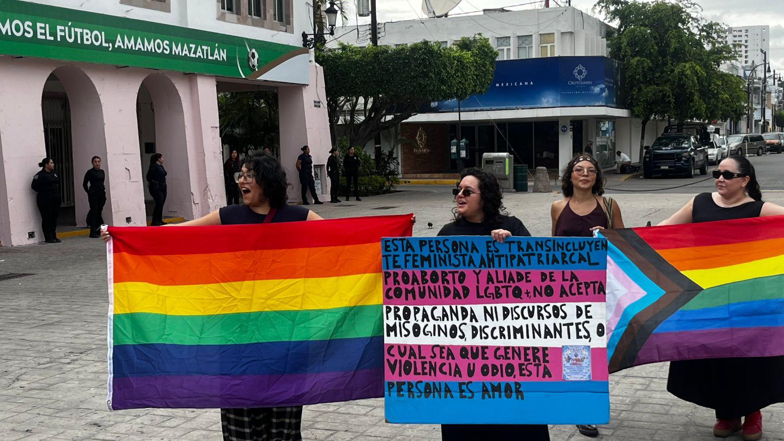 $!Con ‘Contramarcha de la Rabia’, distintos colectivos protestan contra la despolitización y comercialización del Pride en Mazatlán