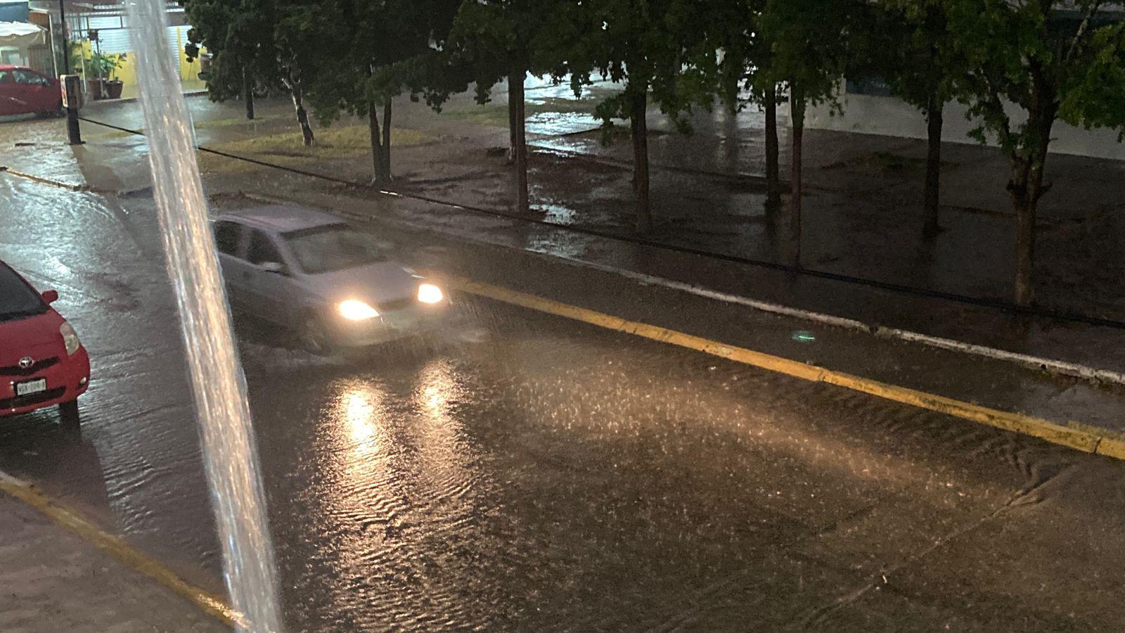 $!Encharcamientos y apagones dejan lluvias en Mazatlán